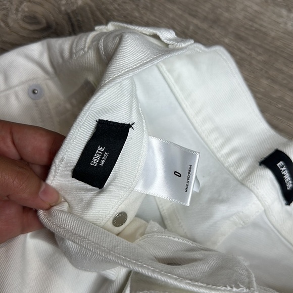 Express Women’s Shortie Mid-Rise White Convertible Hem Jean Shorts Sz 0 - Picture 4 of 10